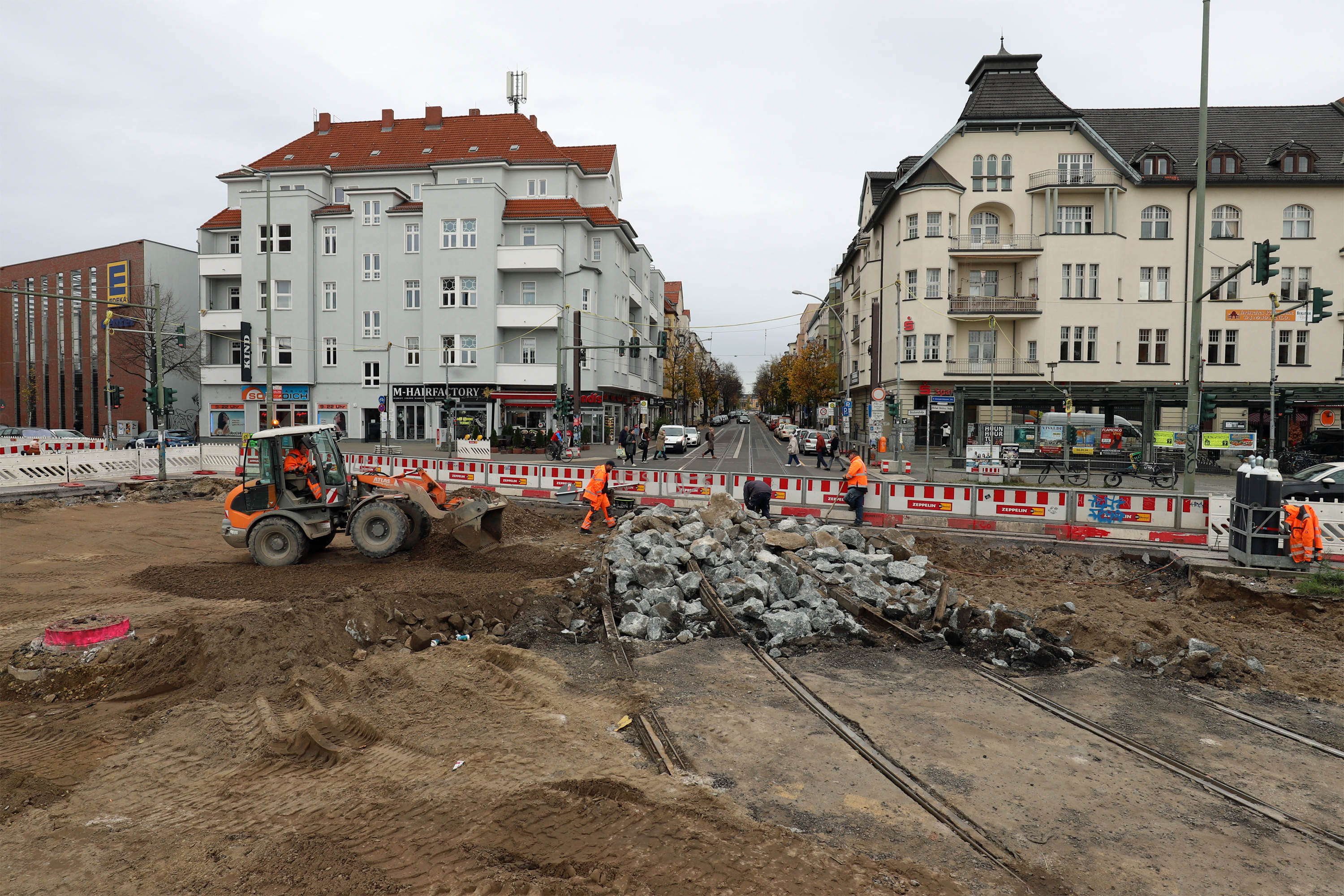 Abtragen alter Gleisbögen für Leitungsbau, Michael-Brückner-Straße